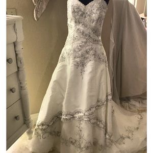 NEW 2020 Raylia Designers Gown / Dress for Wedding Size 10